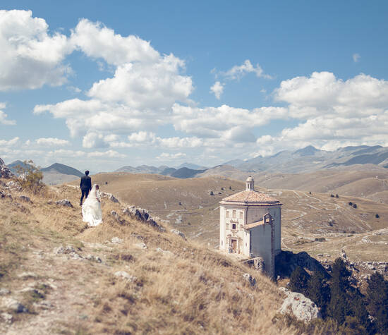 torniamo in Abruzzo, sposini con vista idilliaca sulla chiesetta di Santa Maria della Pietà, Rocca Calascio